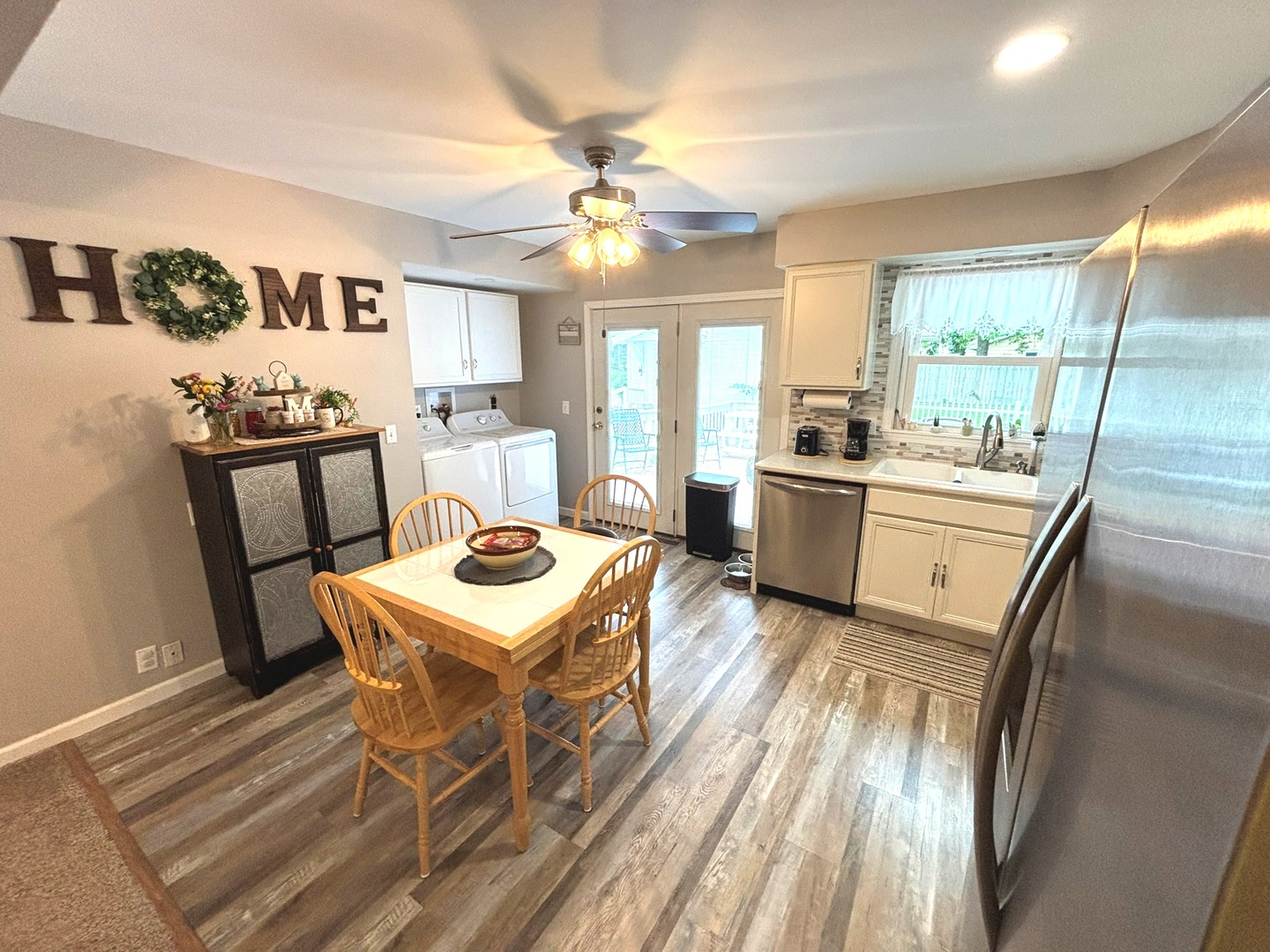 440 North Indiana Avenue Salem, IL 62881 - Photo 6 of 15 a living room with a stove a table and chairs