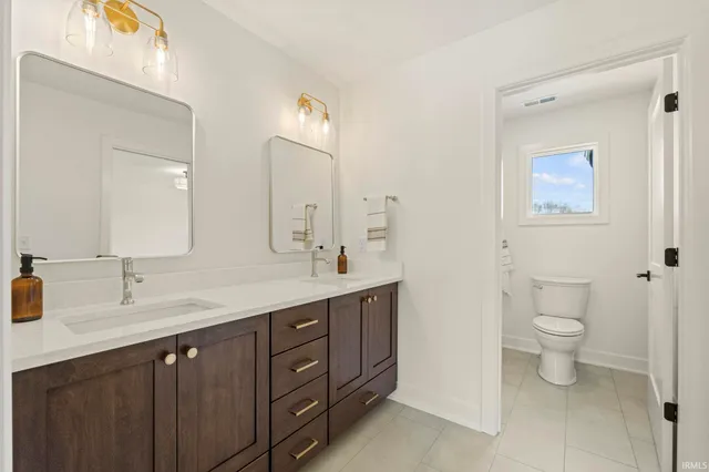 $979,900 | 594 Contour Cove, Huntertown, IN 46748