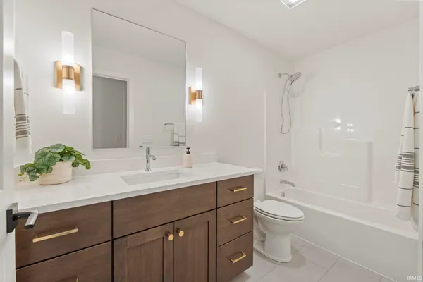 $979,900 | 594 Contour Cove, Huntertown, IN 46748