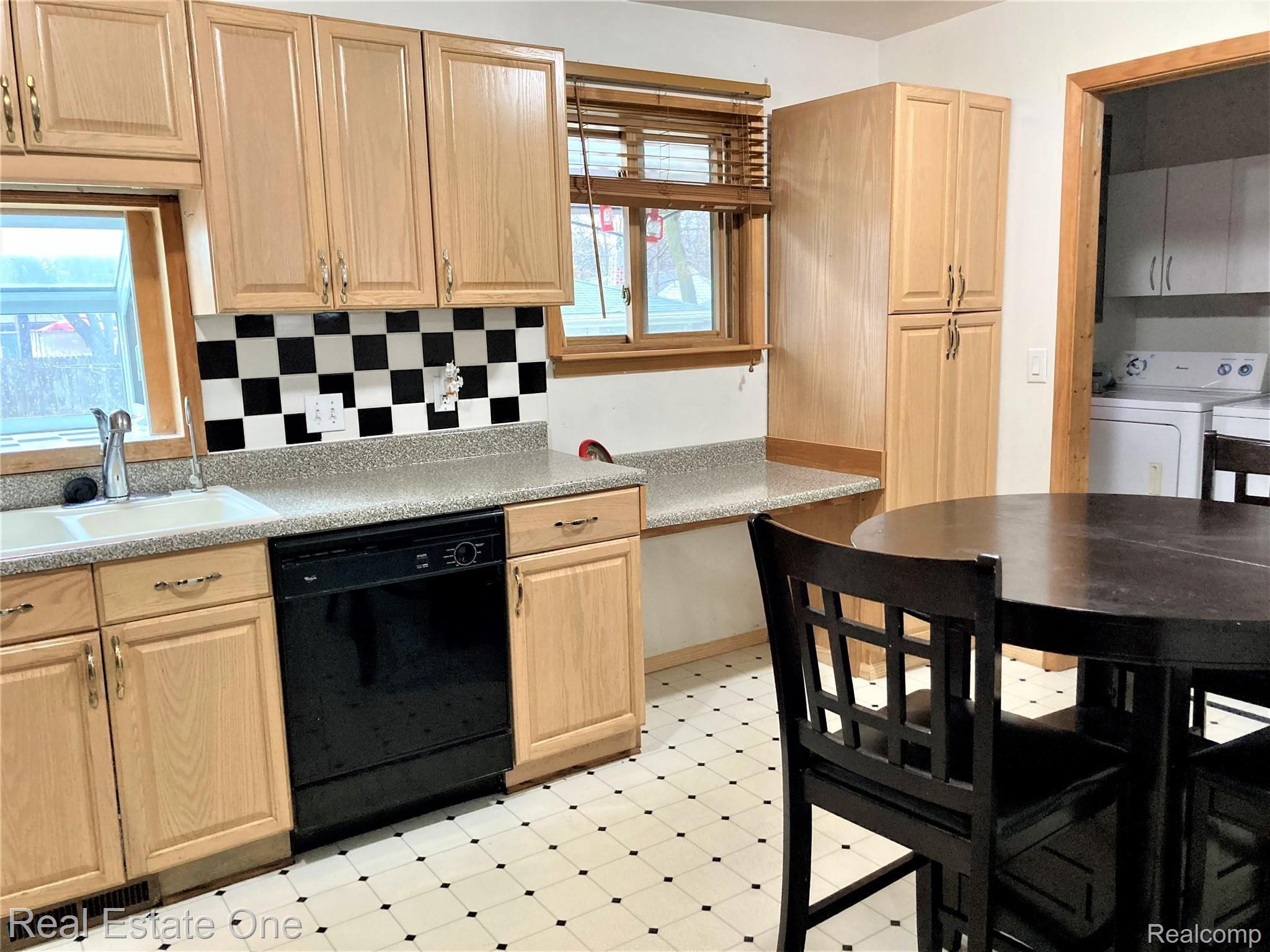 2453 Gerald Avenue Rochester, MI 48307 - Photo 6 of 14 IMG_1016 (2).jpg