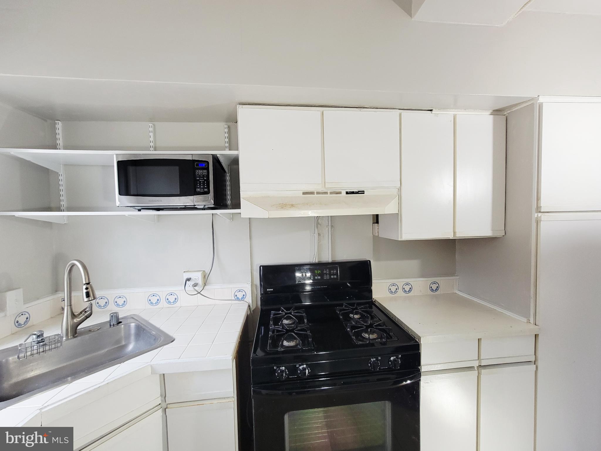 3408 Gunston Road Alexandria, VA 22302 - Photo 7 of 27 a kitchen with a sink stove and microwave