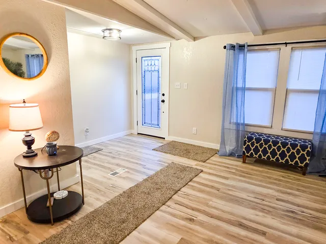 $97,500 | 1060 West 5th Street, Flora, IL 62839