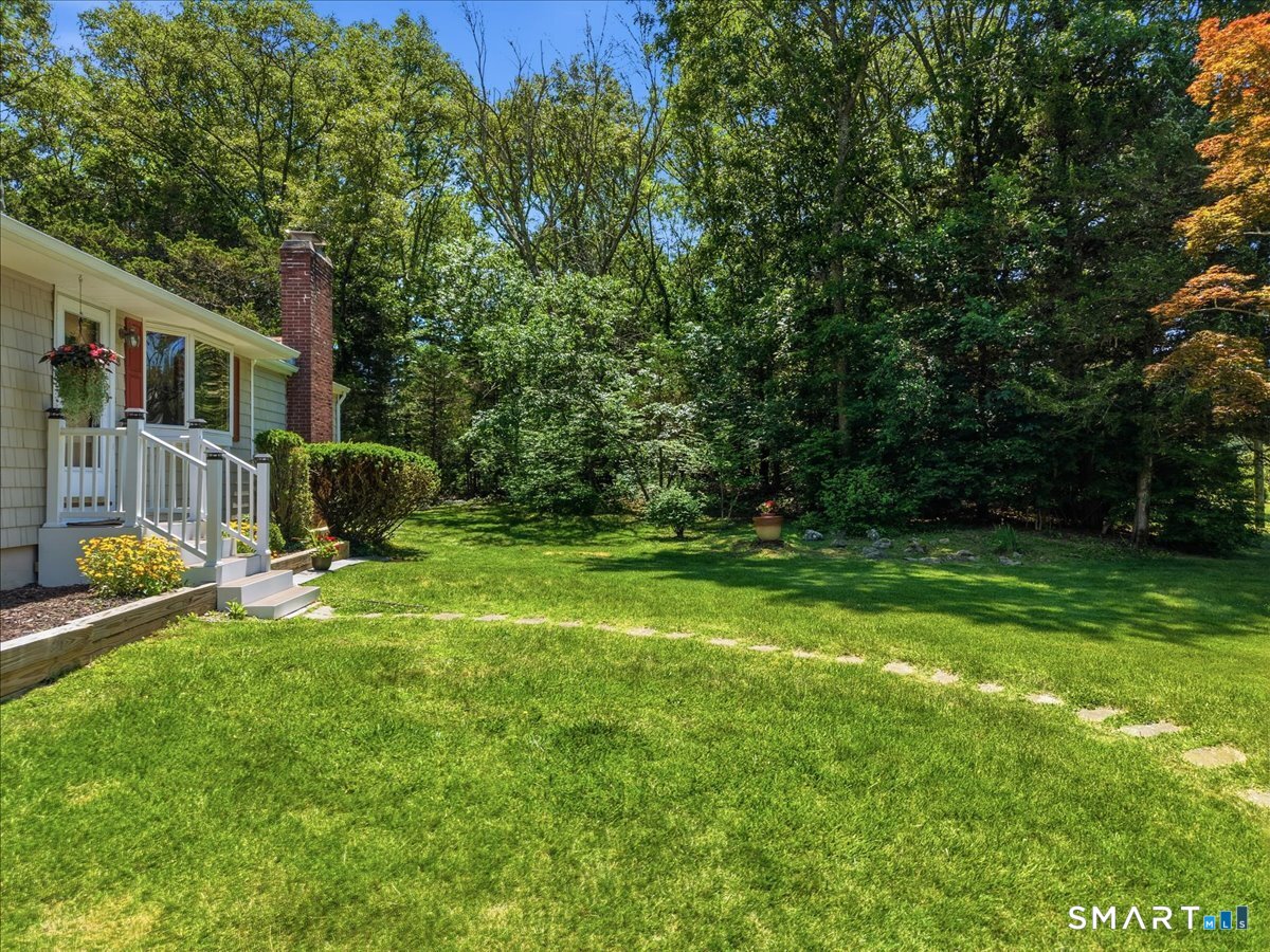8 Roxbury Court East Lyme, CT 06357 - Photo 8 of 39