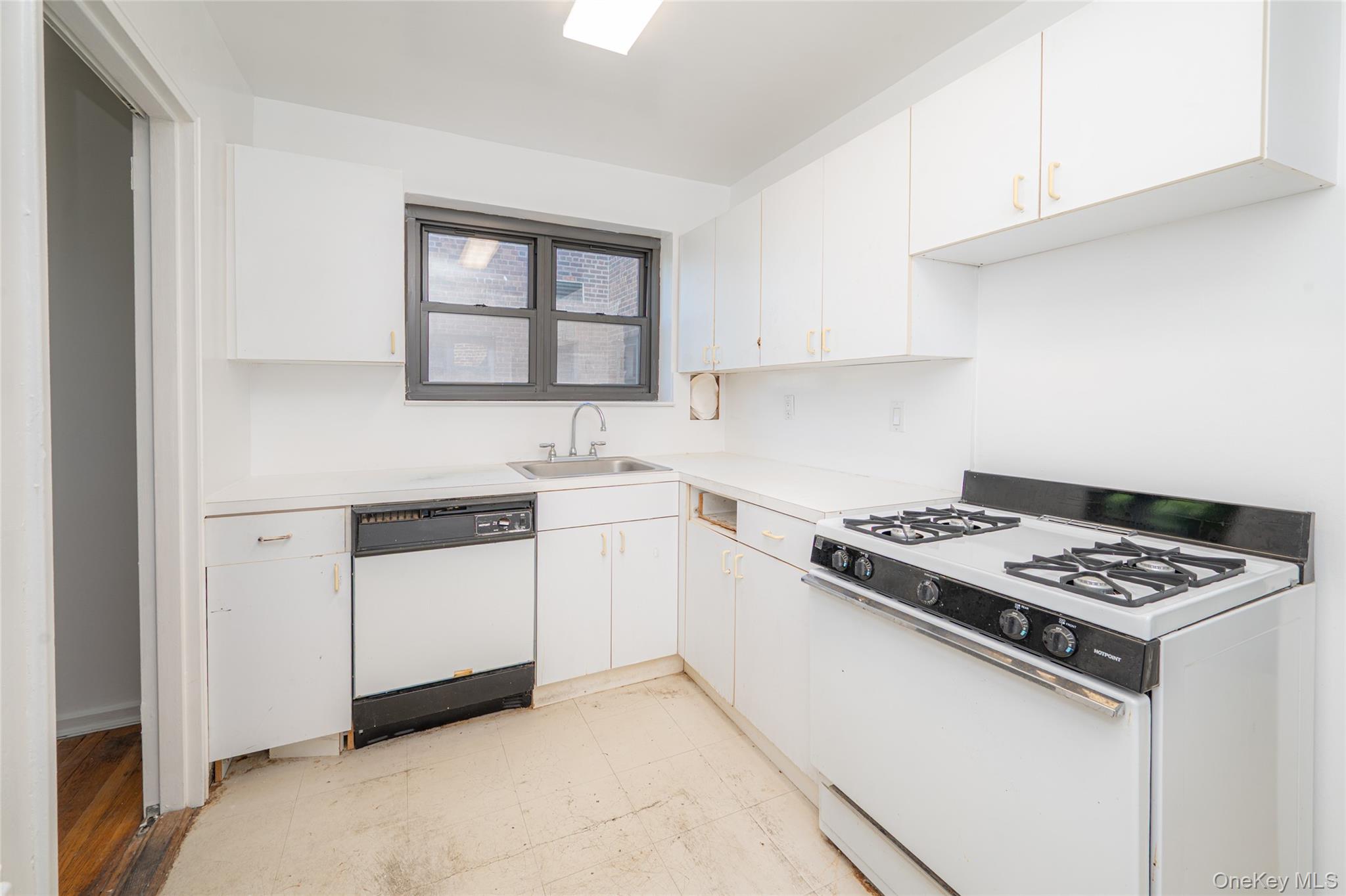 50 Brompton Road, Unit 3H Great Neck, NY 11021 - Photo 17 of 28