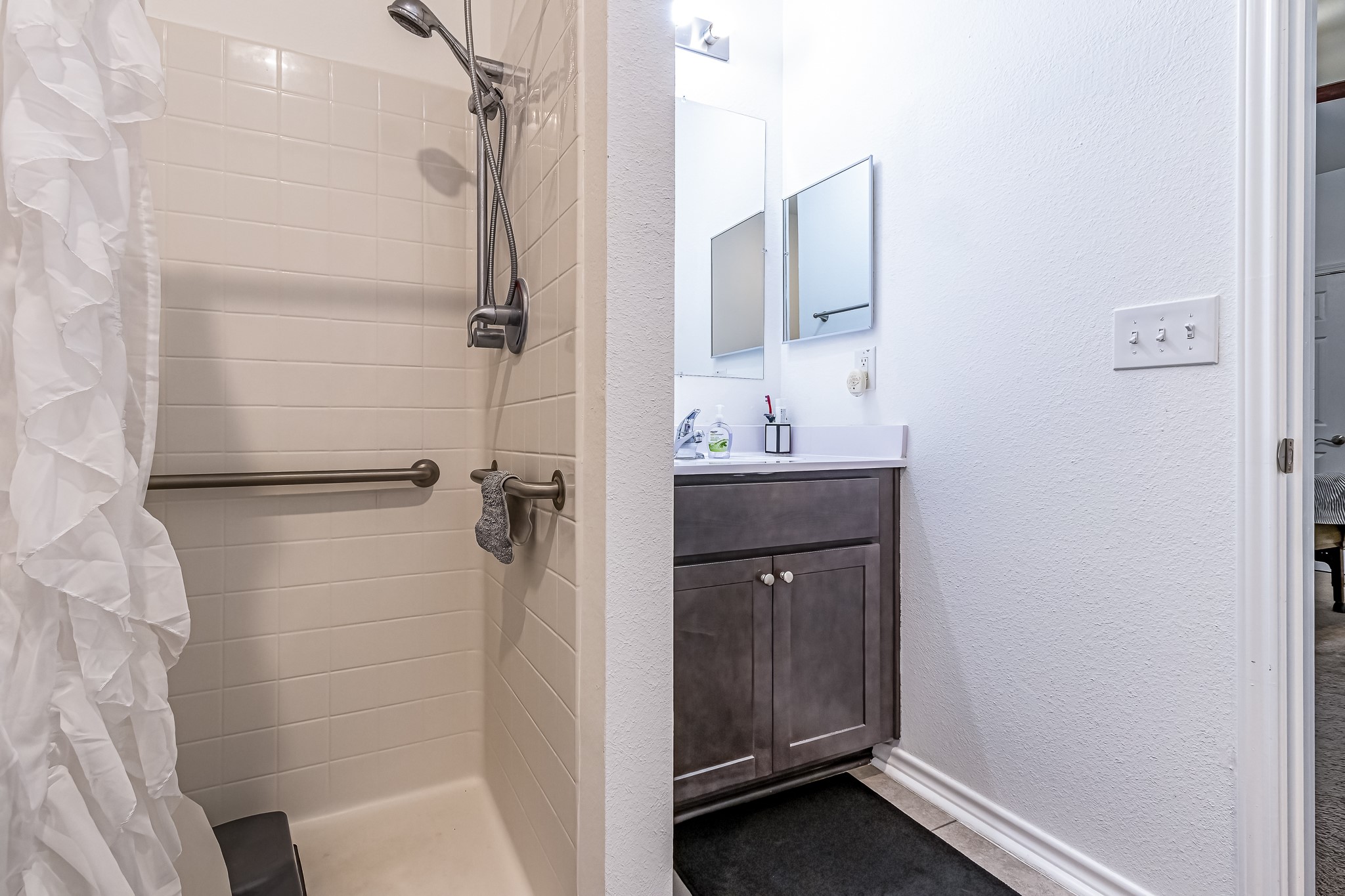 208 County Road 308 Cleveland, TX 77327 - Photo 17 of 32 a bathroom with a sink and a mirror
