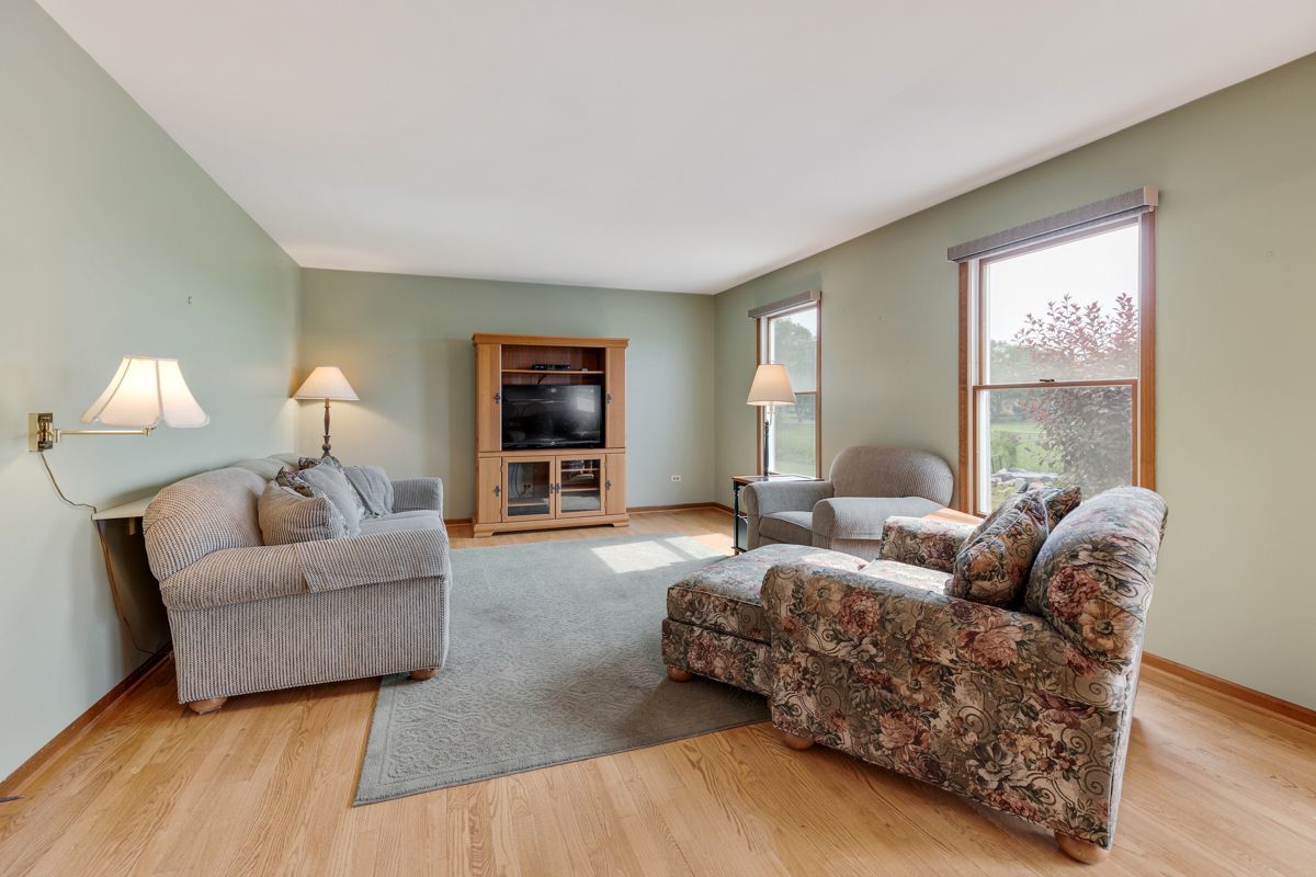 753 Millview Drive Batavia, IL 60510 - Photo 11 of 30 a living room with furniture and a window