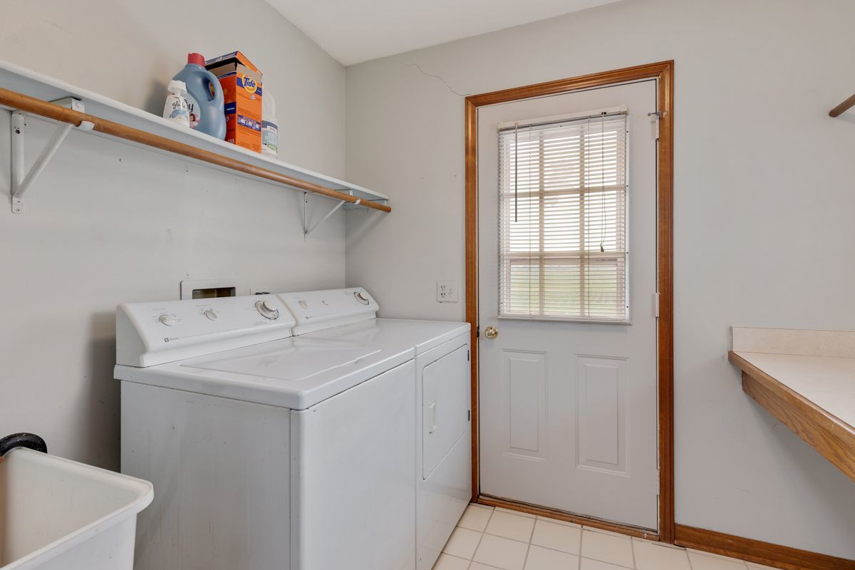 753 Millview Drive Batavia, IL 60510 - Photo 14 of 30 a utility room with dryer and washer