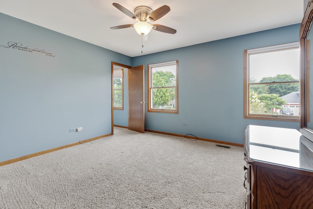 753 Millview Drive Batavia, IL 60510 - Photo 19 of 30 a view of an empty room with a window