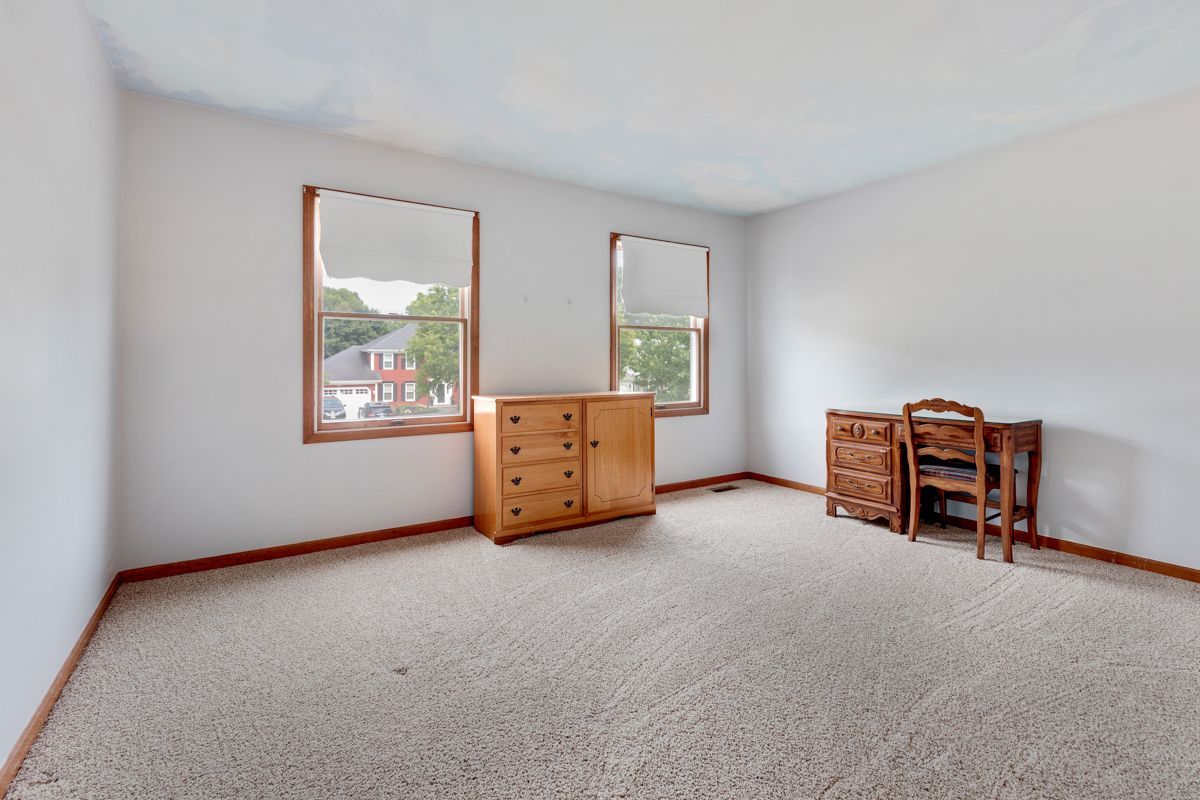 753 Millview Drive Batavia, IL 60510 - Photo 21 of 30 a room with furniture and a window