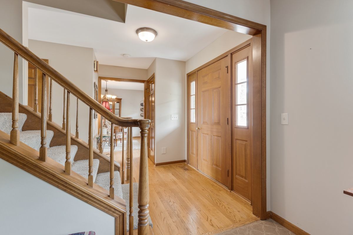 753 Millview Drive Batavia, IL 60510 - Photo 4 of 30 a view of an entryway