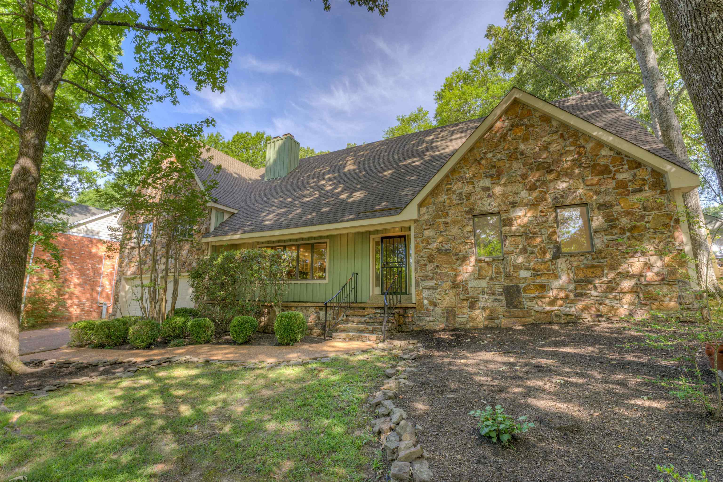 133 South Walnut Bend Road Memphis, TN 38018 - Photo 3 of 39 a view of a house with backyard and garden