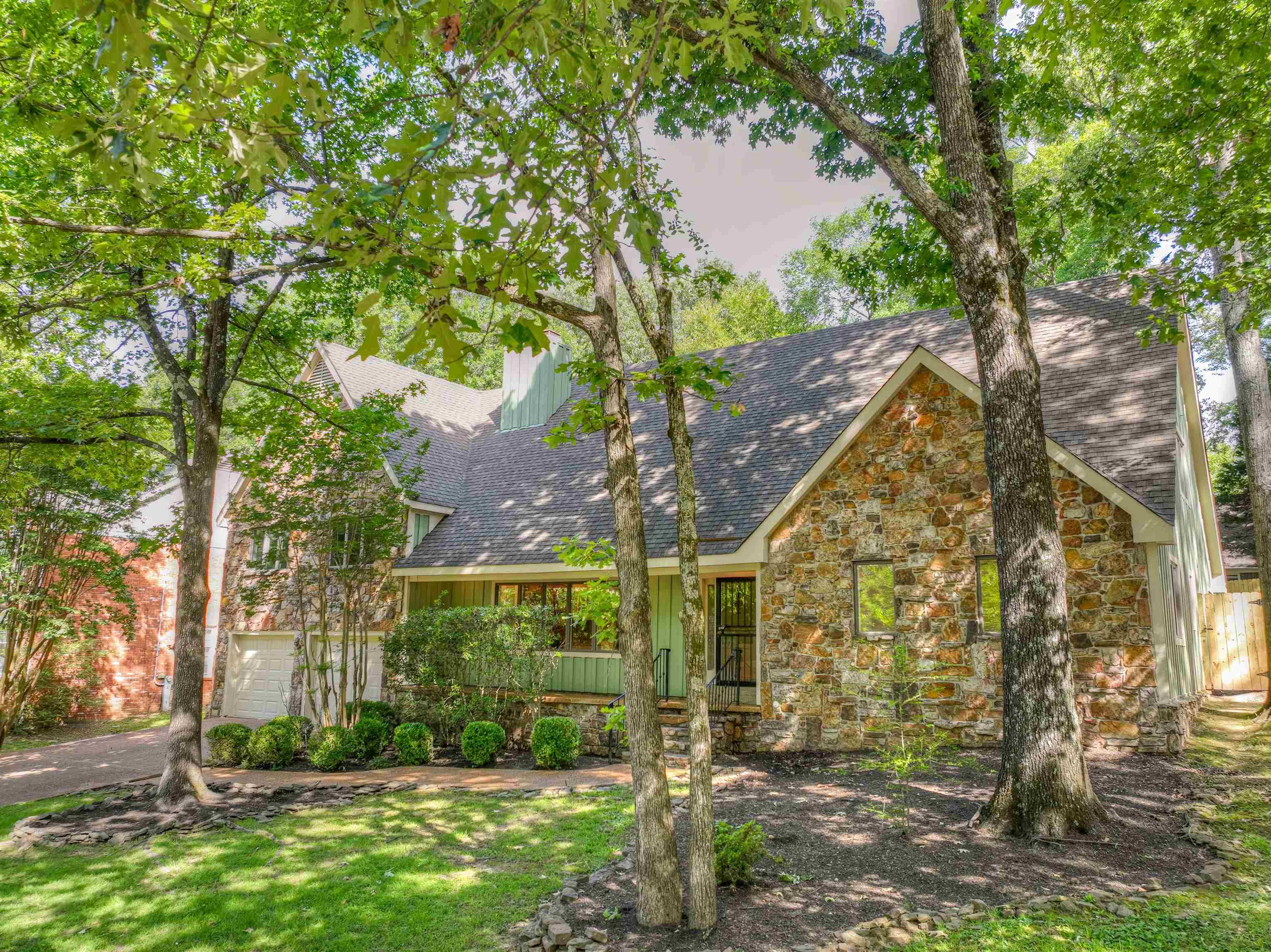 133 South Walnut Bend Road Memphis, TN 38018 - Photo 4 of 39 a view of a yard with plants and trees