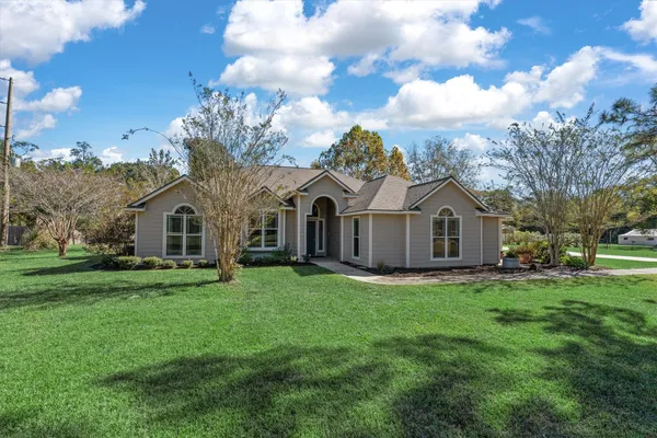 a view of a yard in front of the house