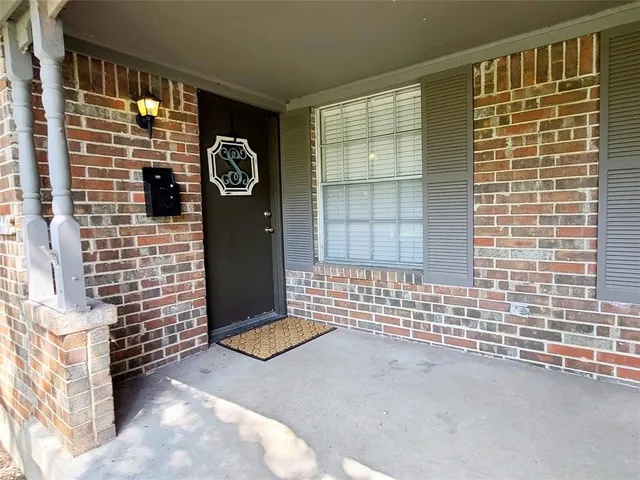 a view of empty room with windows