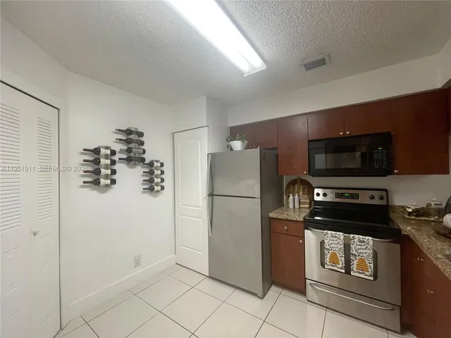 $2,400 | 13946 Southwest 90th Terrace, Unit 13946, Miami, FL 33186