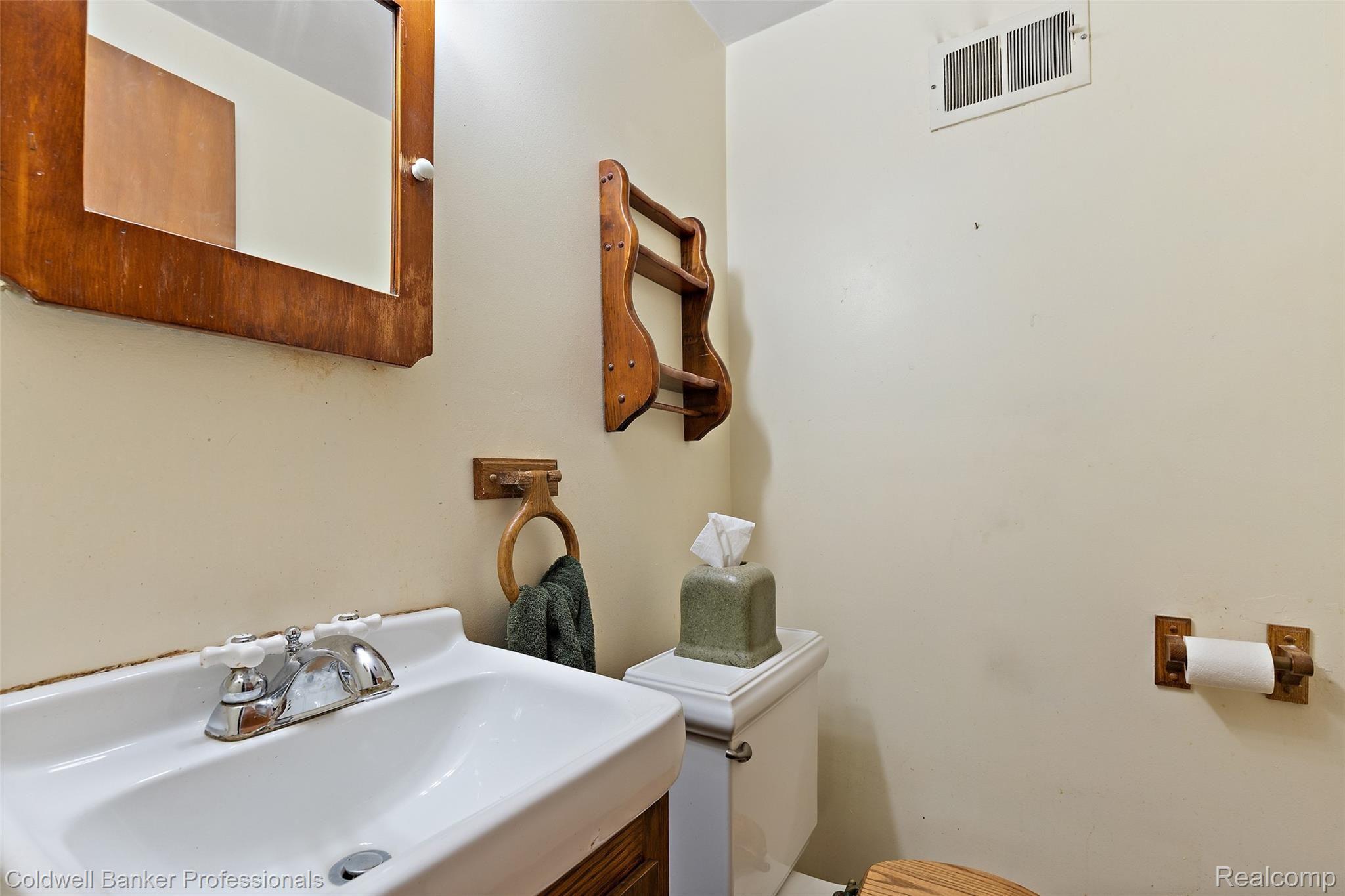 1108 Portsmouth Road Rochester, MI 48309 - Photo 18 of 18 1108 Portsmouth-19.jpg