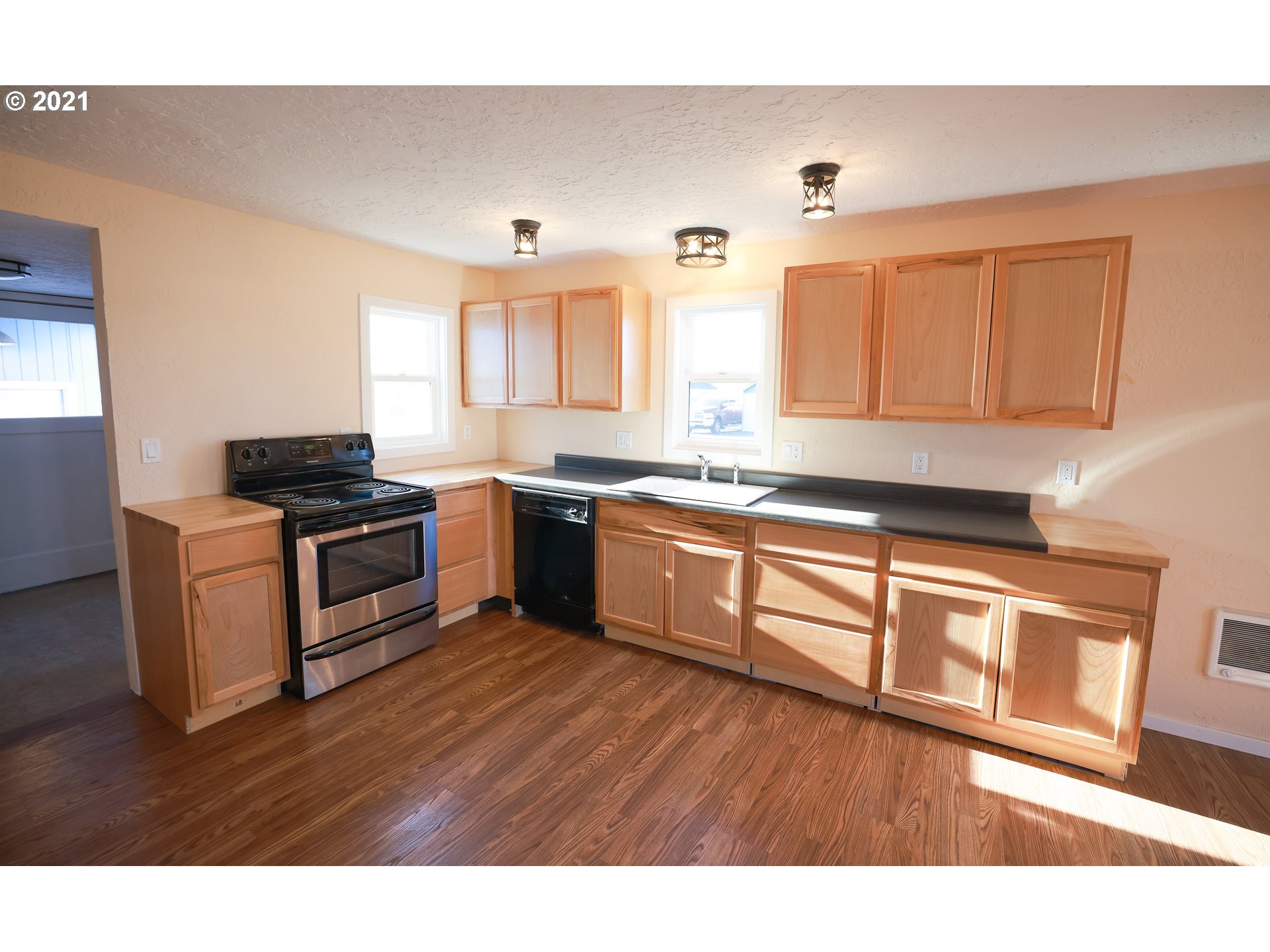780 28th Street Springfield, OR 97477 - Photo 2 of 26