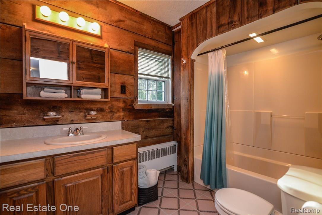 8363 McClements Road Brighton, MI 48114 - Photo 25 of 38 Shared Bathroom w/barnwood wall