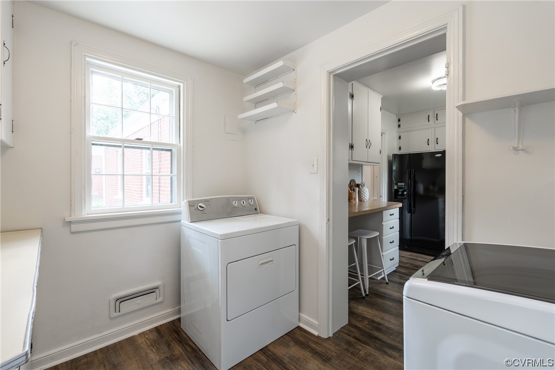 9004 Penguin Road Henrico, VA 23229 - Photo 20 of 42 Laundry Room with Full Size Washer & Dryer.