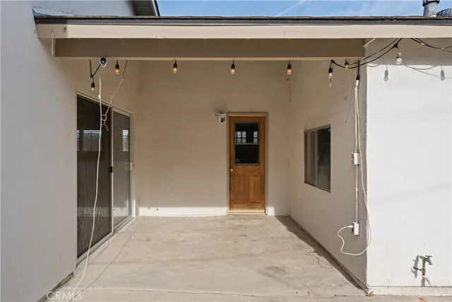 a view of a house with backyard and tree