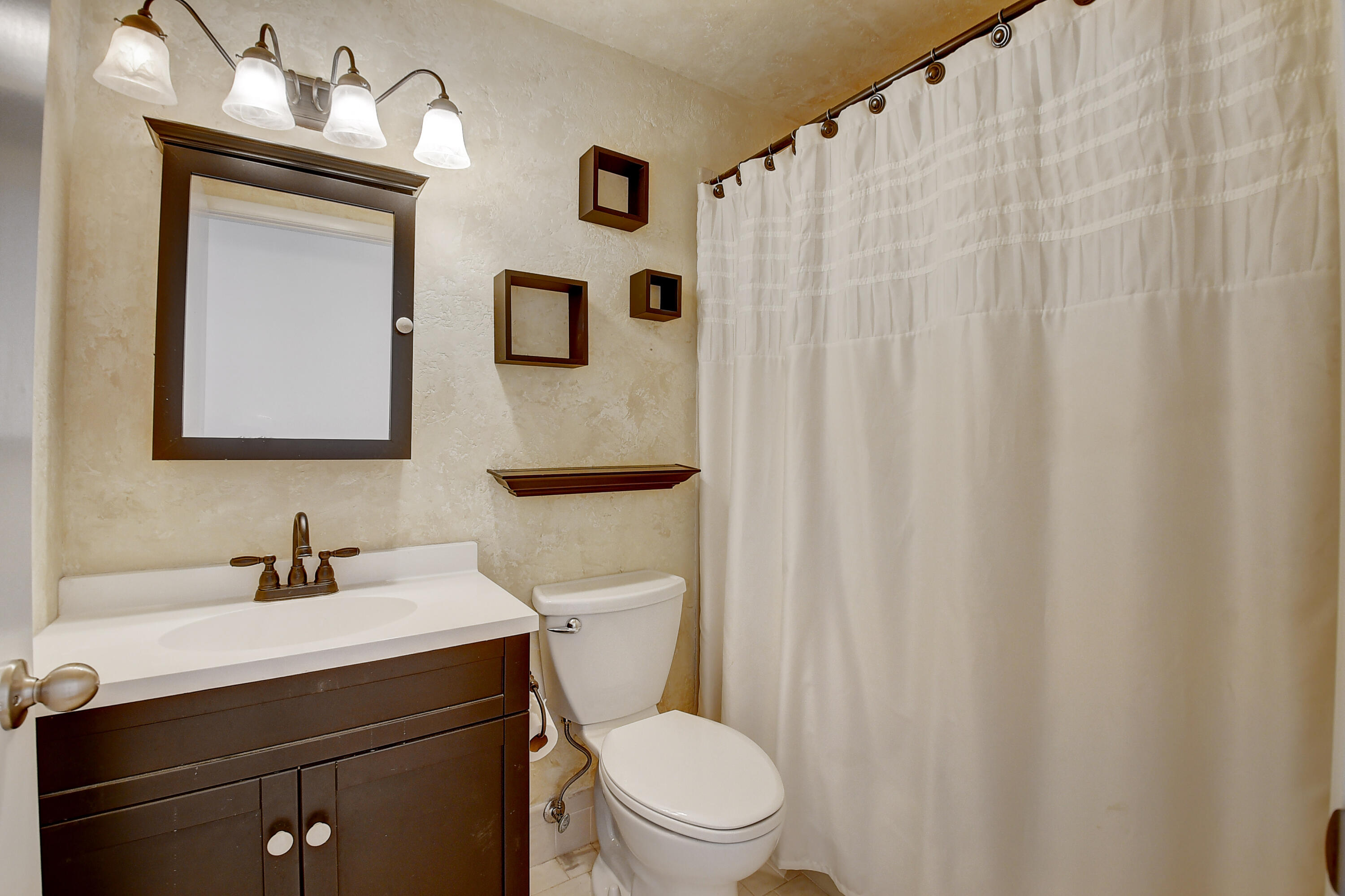 9 Baytree Circle Boynton Beach, FL 33436 - Photo 18 of 40 2nd Bathroom
