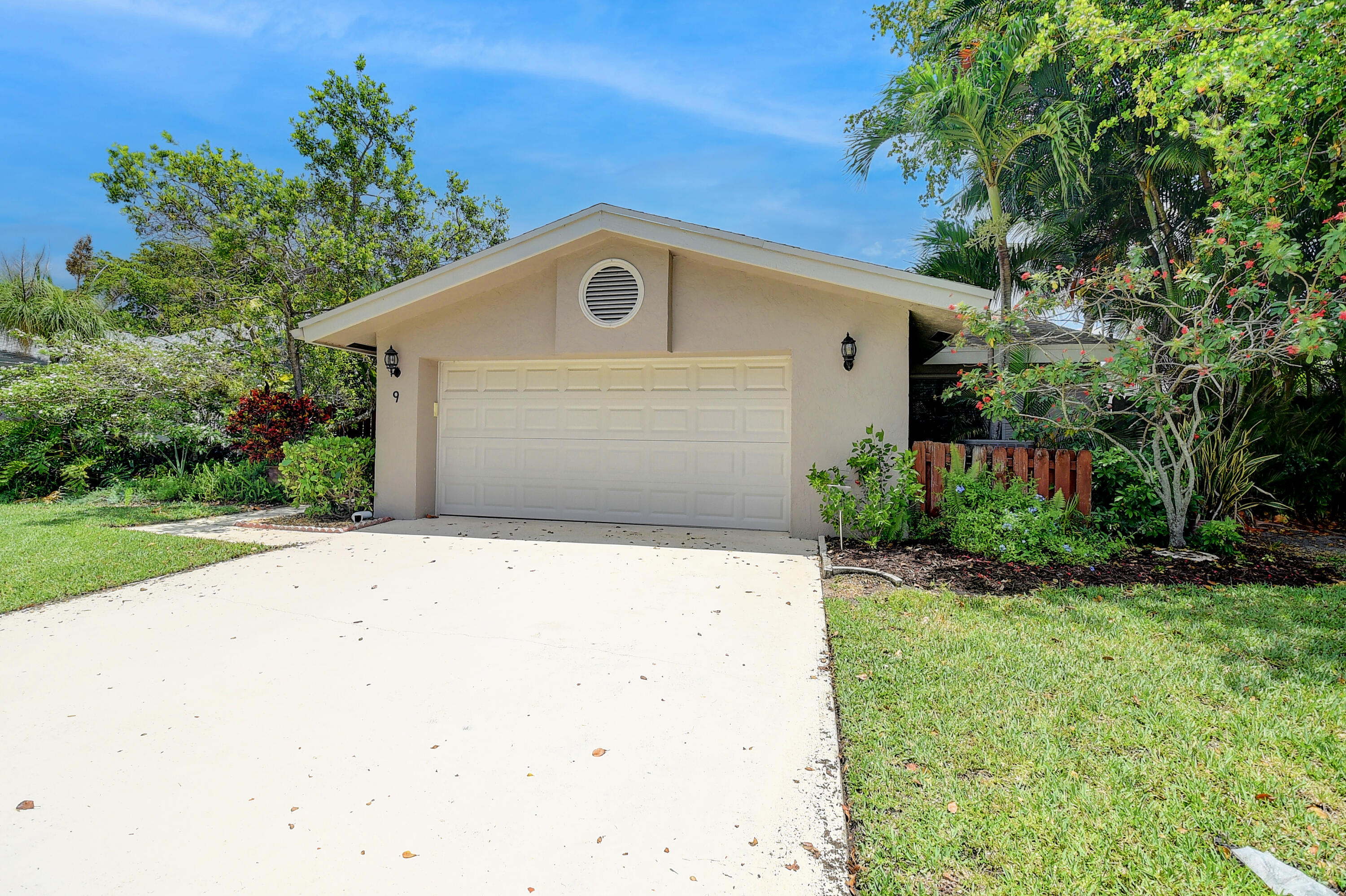 9 Baytree Circle Boynton Beach, FL 33436 - Photo 26 of 40 Front of House