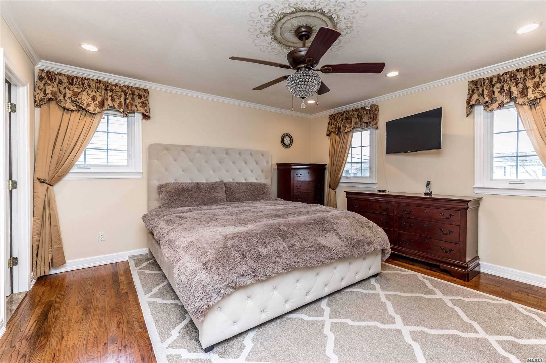 2818 Mandalay Beach Road Wantagh, NY 11793 - Photo 12 of 19 Gallery Image 12