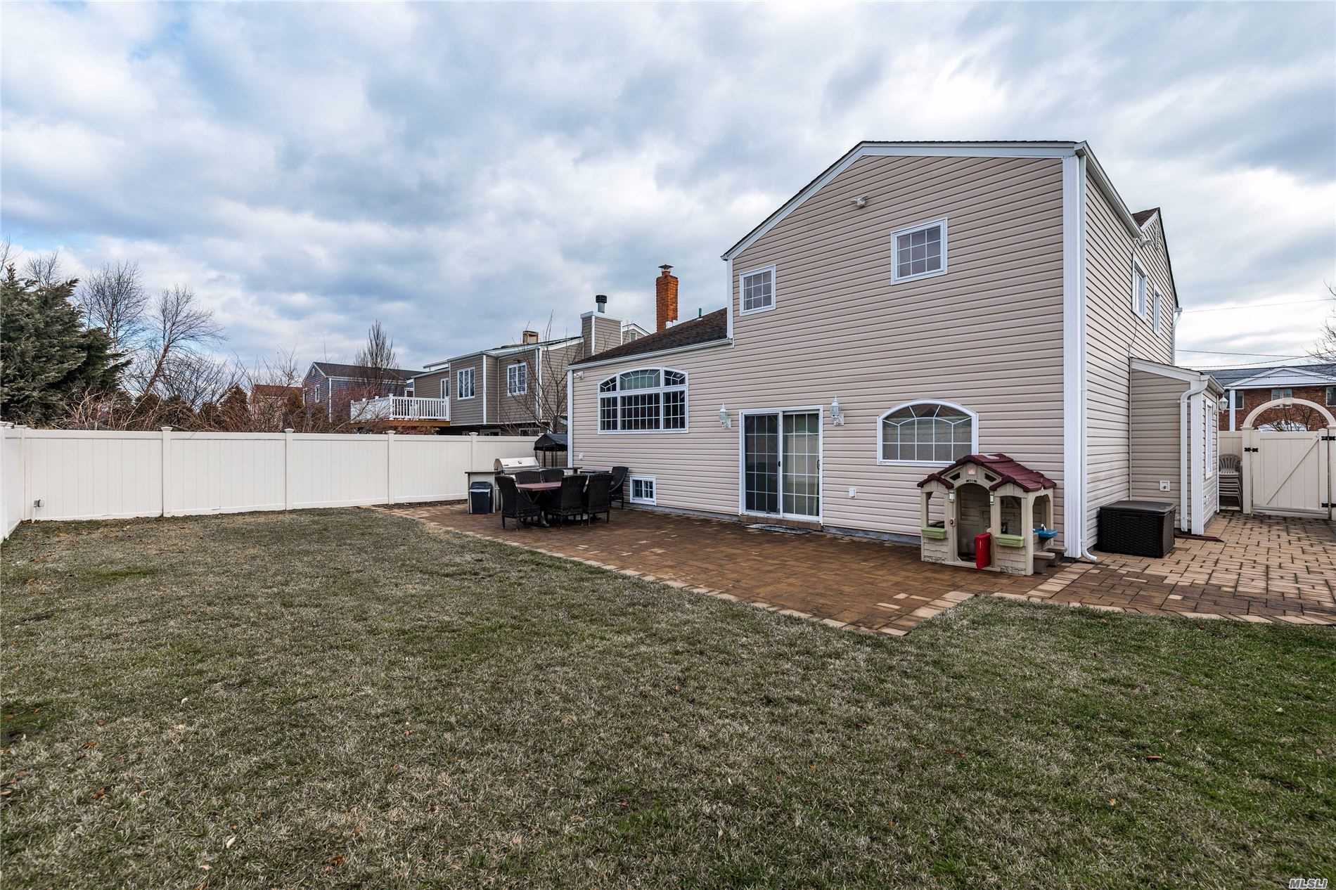 2818 Mandalay Beach Road Wantagh, NY 11793 - Photo 18 of 19 Gallery Image 18