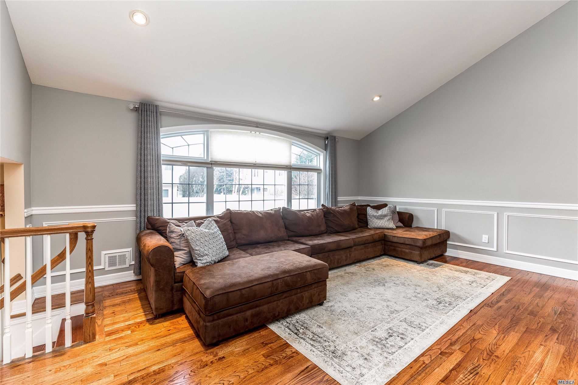 2818 Mandalay Beach Road Wantagh, NY 11793 - Photo 9 of 19 Gallery Image 9