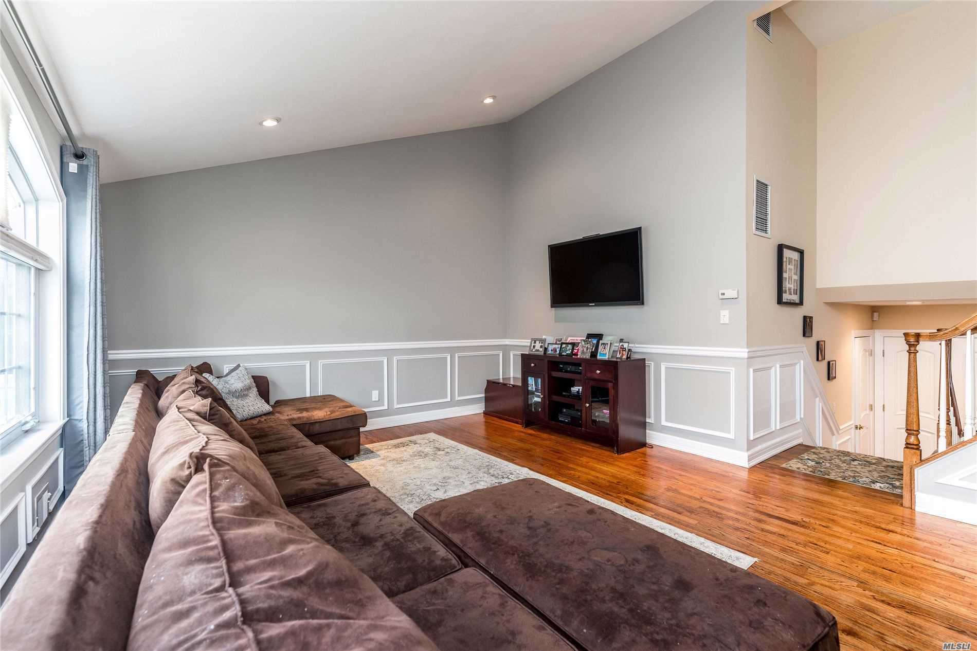 2818 Mandalay Beach Road Wantagh, NY 11793 - Photo 10 of 19 Gallery Image 10