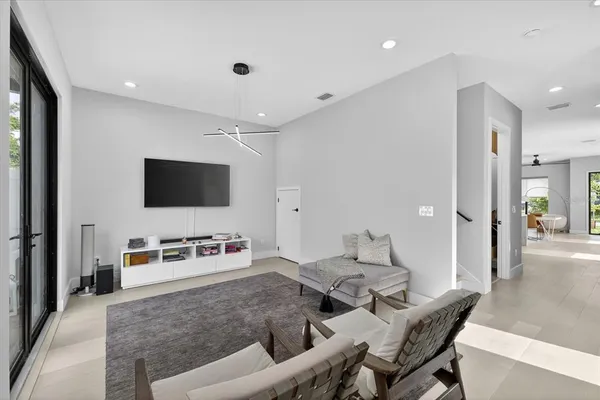 $5,300 | 423 West Amelia Avenue, Unit 2, Tampa, FL 33602