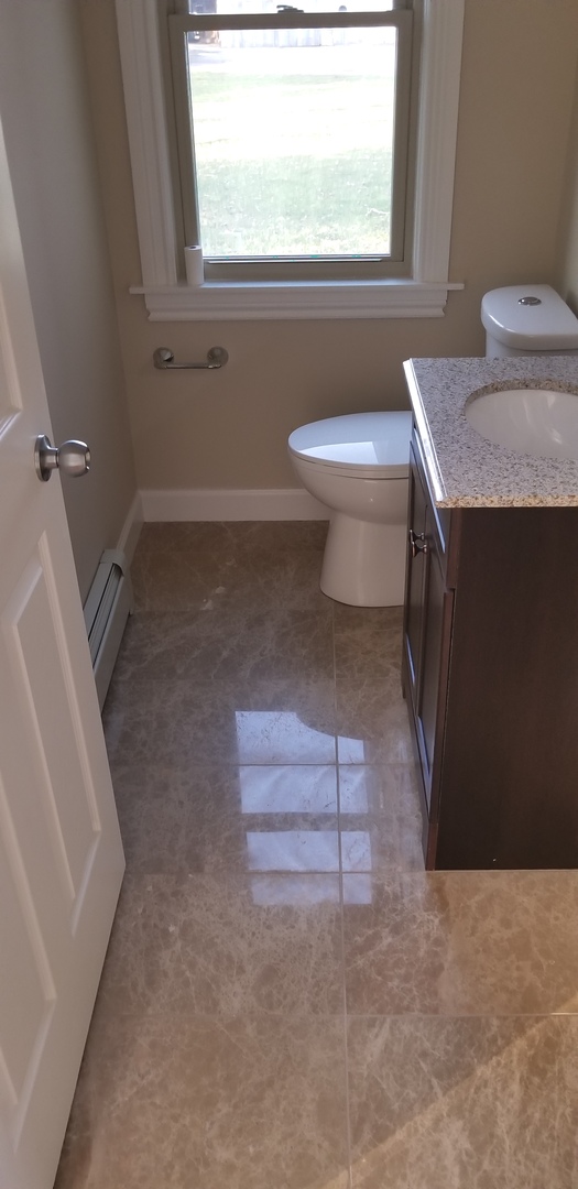 3750 West Dupont Road Morris, IL 60450 - Photo 14 of 26 a bathroom with a toilet a sink and a bathtub
