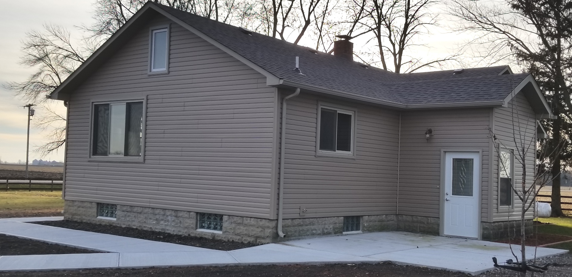 3750 West Dupont Road Morris, IL 60450 - Photo 3 of 26 a front view of a house with garage