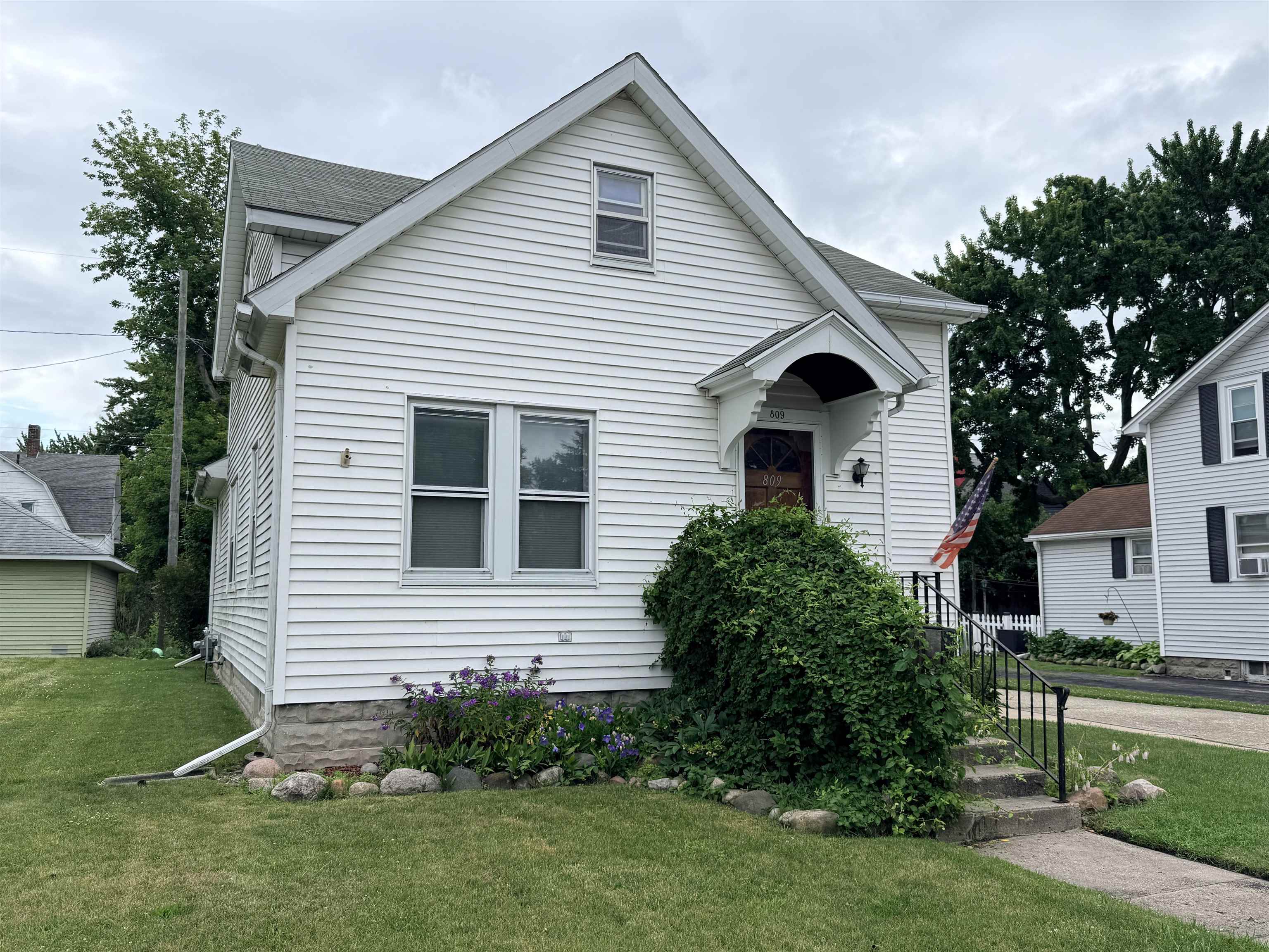 809 Marsac Street Bay City, MI 48708 - Photo 2 of 30