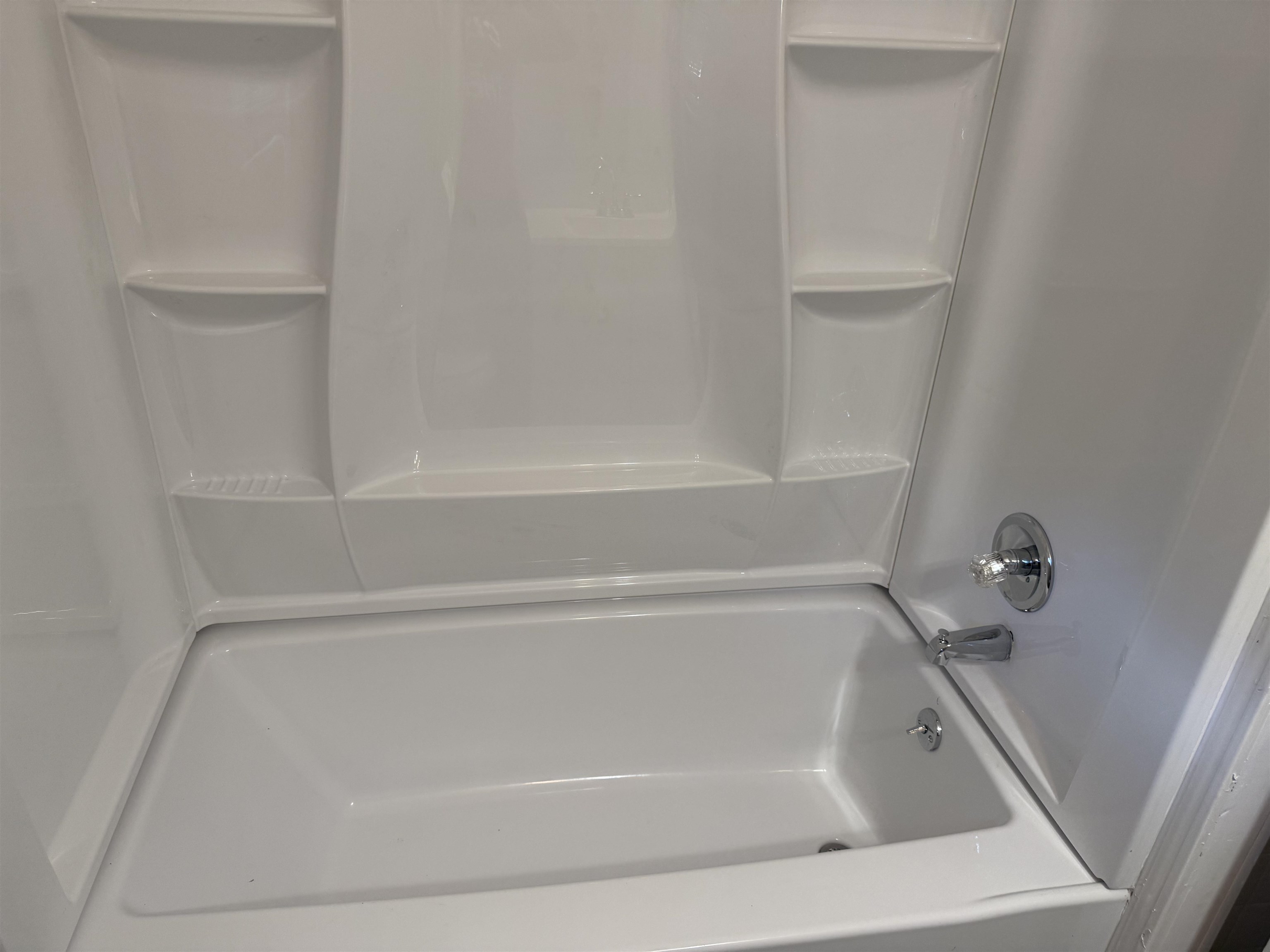 4089 Tessland Road Memphis, TN 38128 - Photo 13 of 34 Bathroom featuring washtub / shower combination