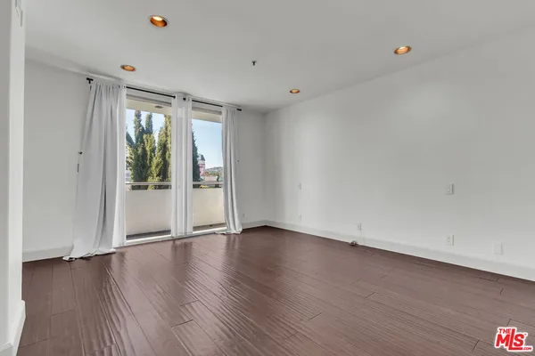 a view of workspace with mirror