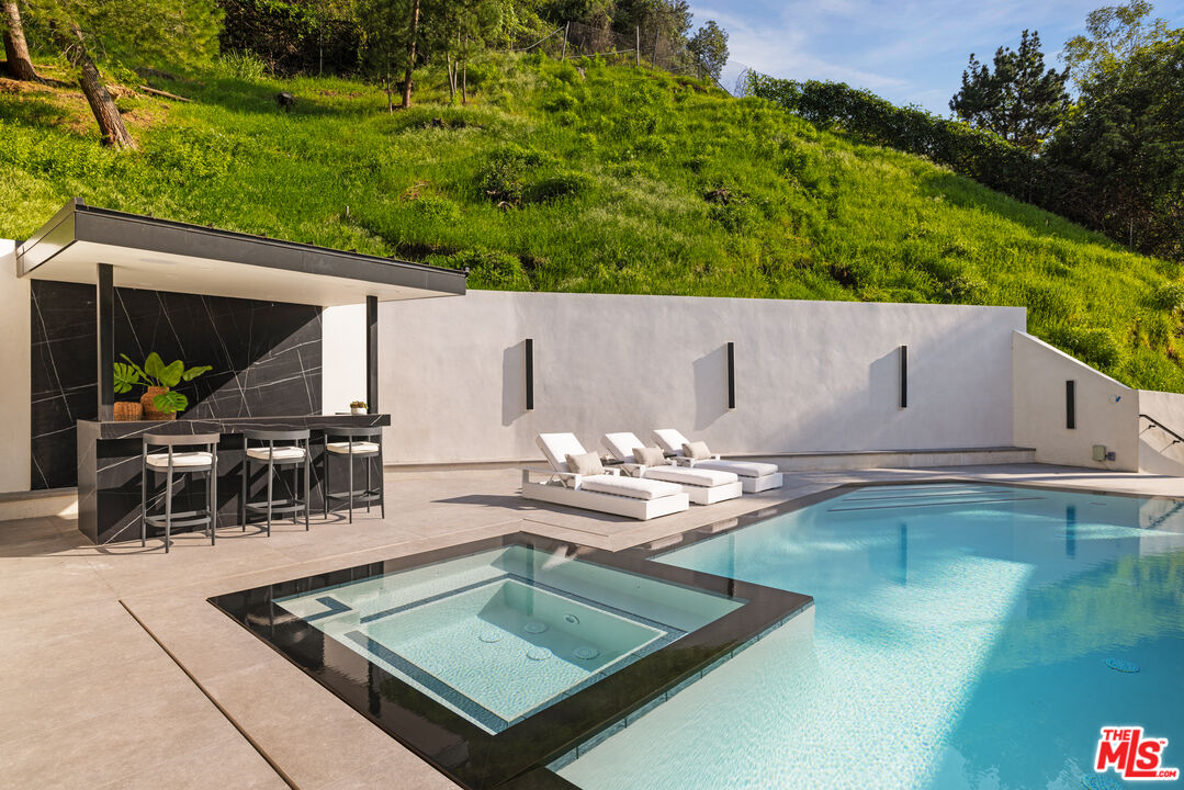 2112 Roscomare Road Los Angeles, CA 90077 - Photo 15 of 54