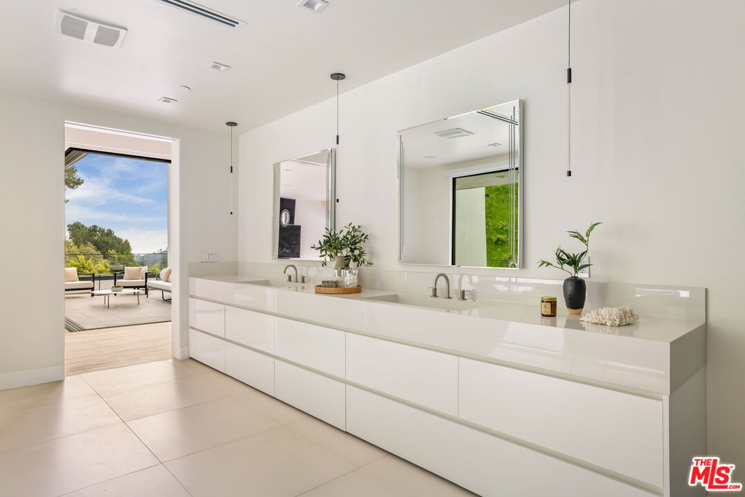 2112 Roscomare Road Los Angeles, CA 90077 - Photo 28 of 54