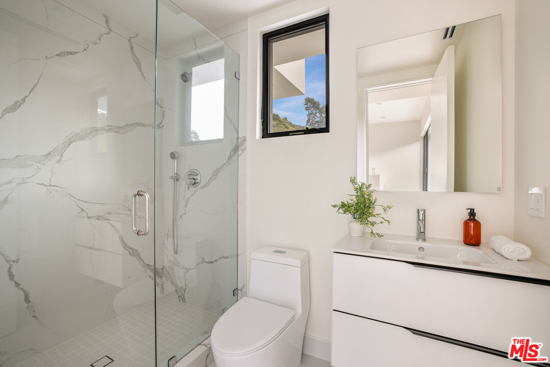 2112 Roscomare Road Los Angeles, CA 90077 - Photo 33 of 54