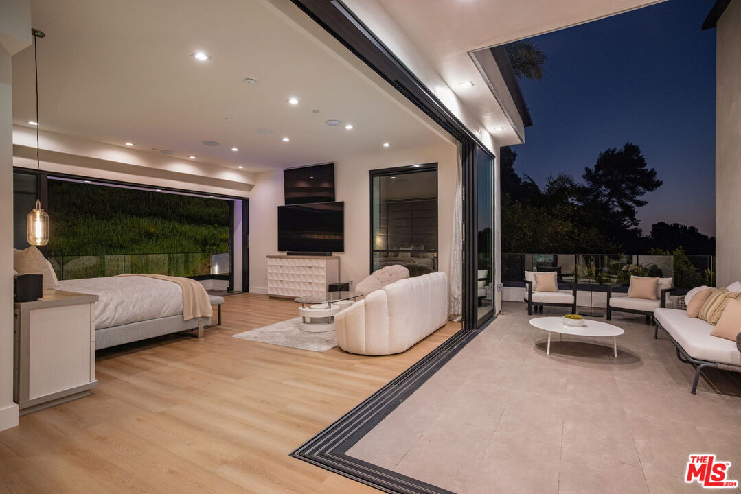 2112 Roscomare Road Los Angeles, CA 90077 - Photo 44 of 54