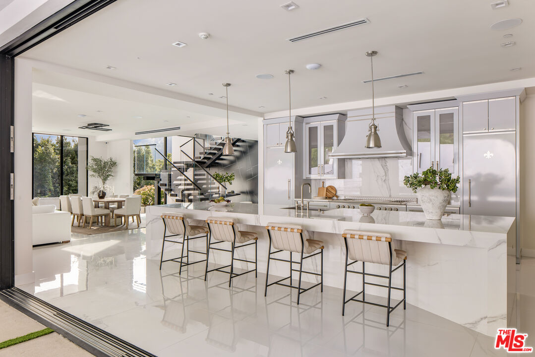 2112 Roscomare Road Los Angeles, CA 90077 - Photo 9 of 54