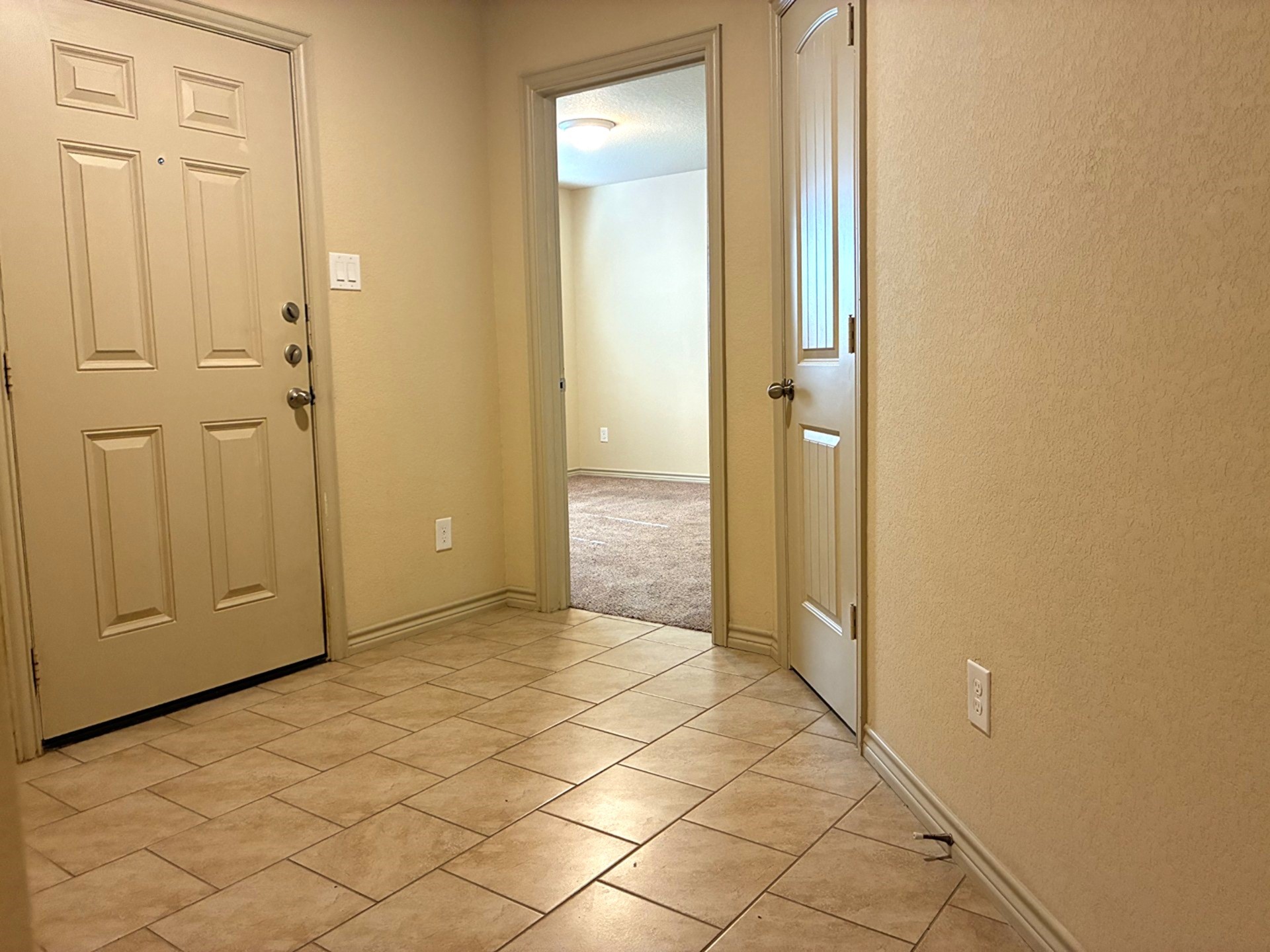 19063 Painted Boulevard Porter, TX 77365 - Photo 4 of 23 an empty room with mirror