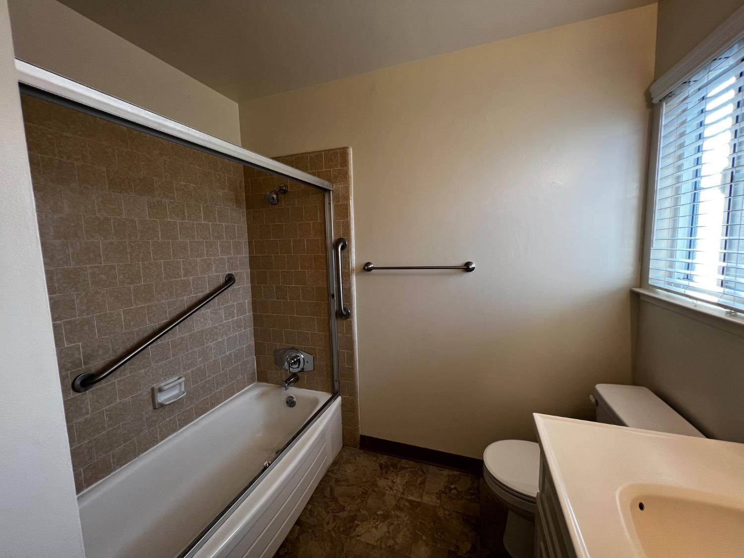 908 Nevada Street Kingsburg, CA 93631 - Photo 6 of 8