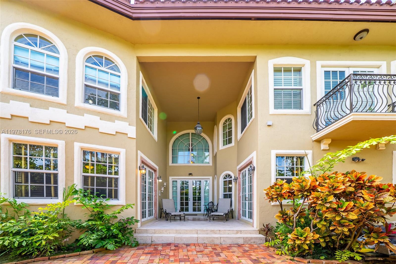 4501 North Bay Road Miami Beach, FL 33140 - Photo 4 of 24 a front view of a multi story residential apartment building