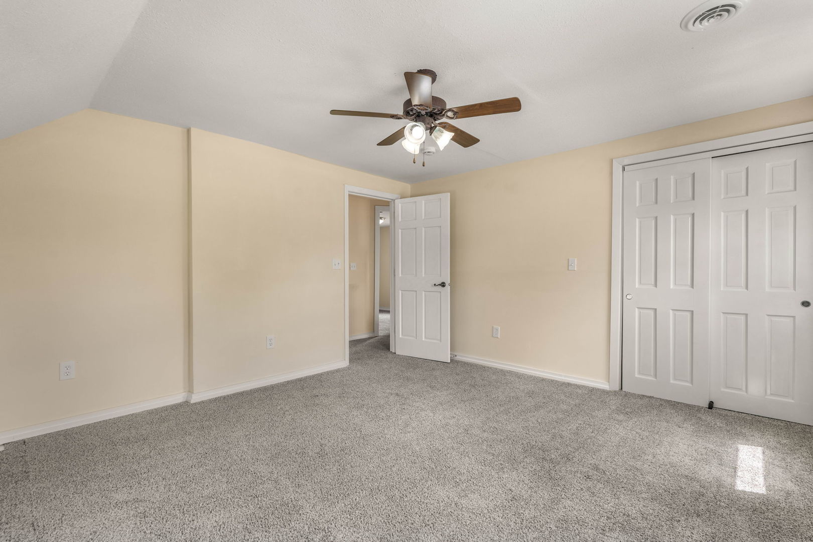 548 7th Avenue South Clinton, IA 52732 - Photo 15 of 23 a view of an empty room