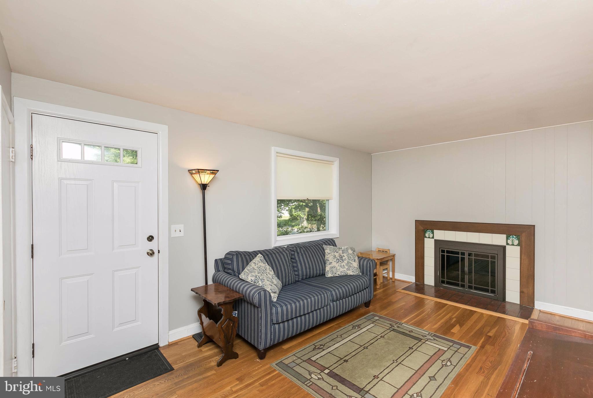 6403 Banbury Road Baltimore, MD 21239 - Photo 4 of 27 Living Room