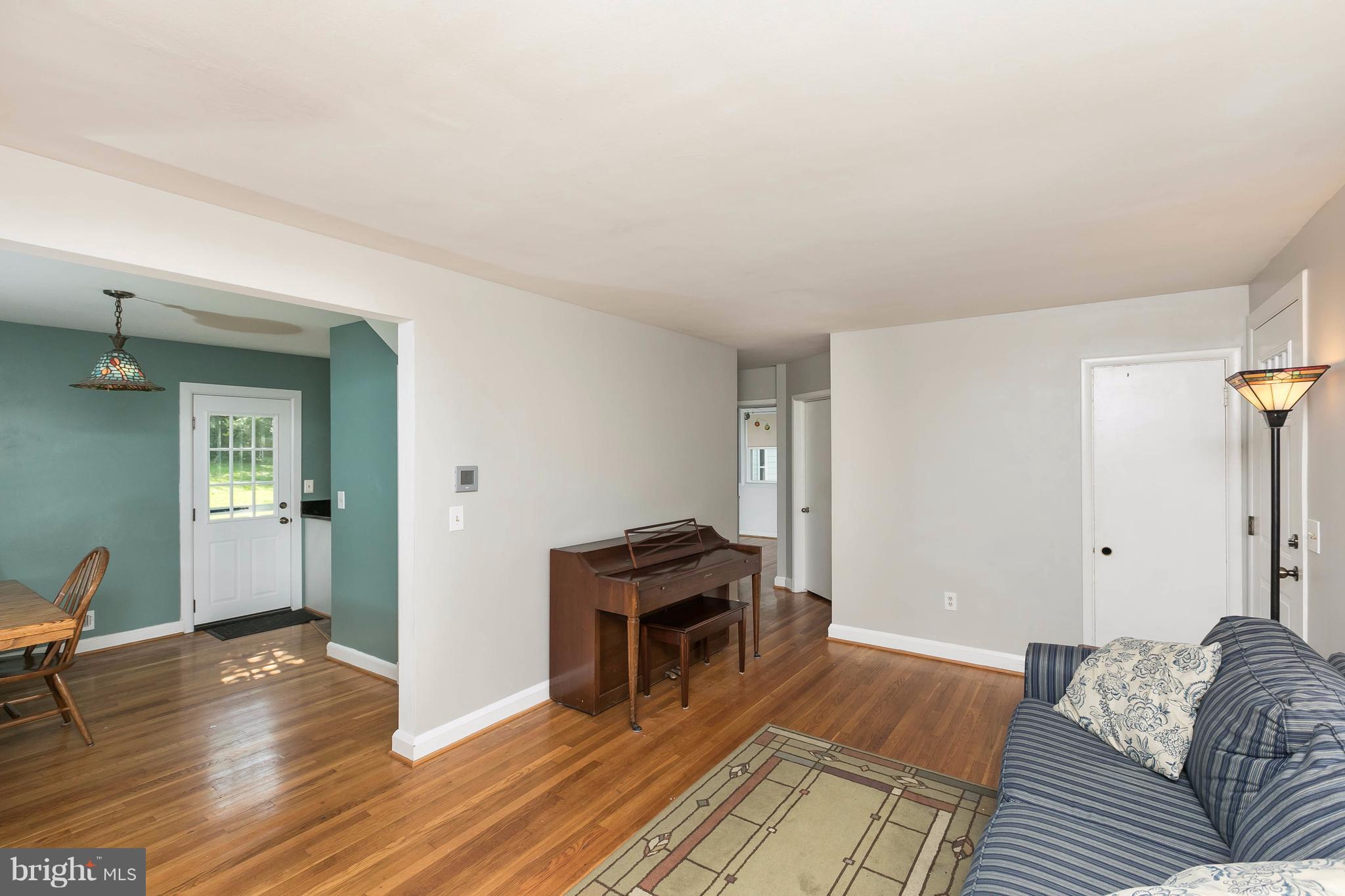 6403 Banbury Road Baltimore, MD 21239 - Photo 5 of 27 Living Room