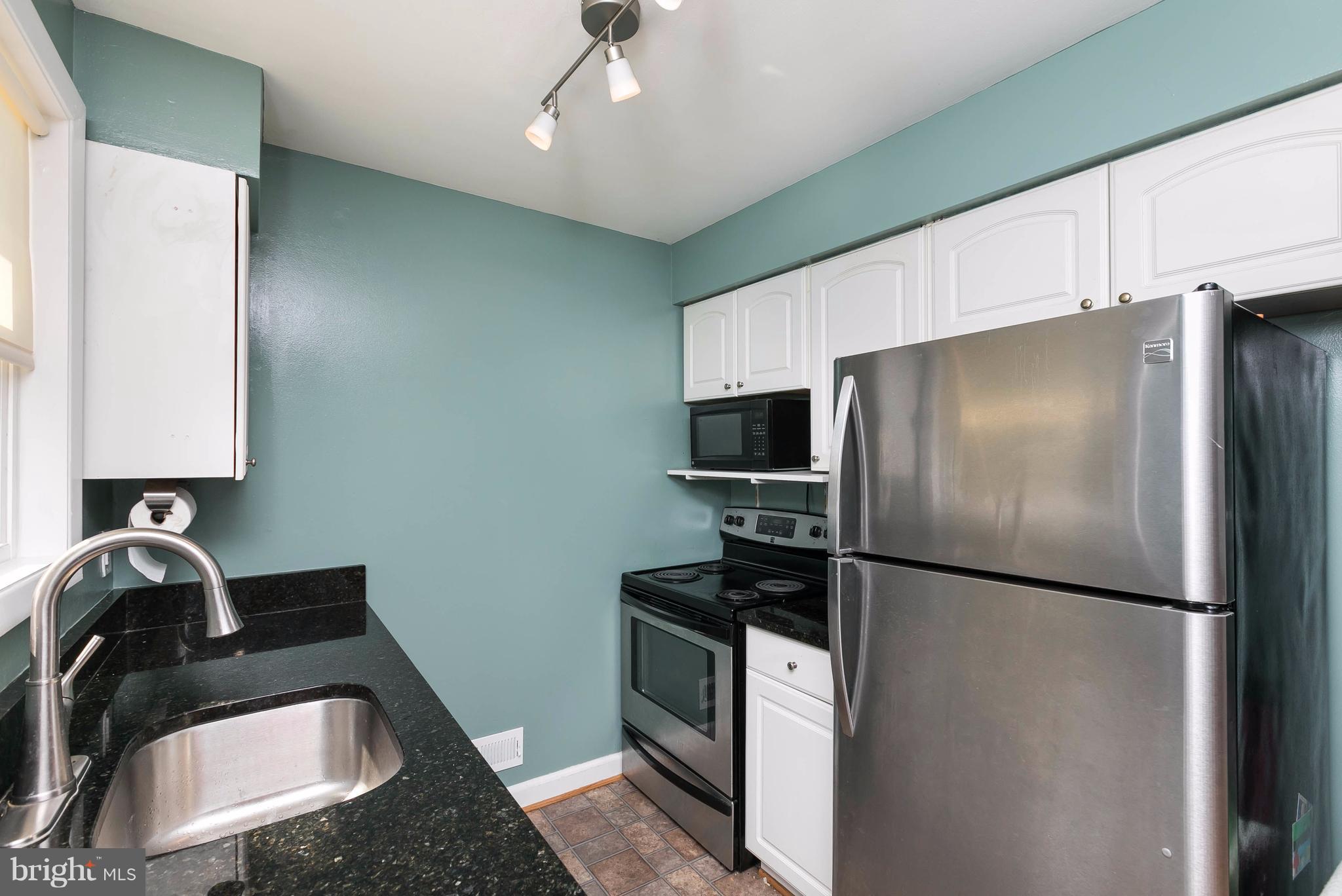 6403 Banbury Road Baltimore, MD 21239 - Photo 9 of 27 Kitchen