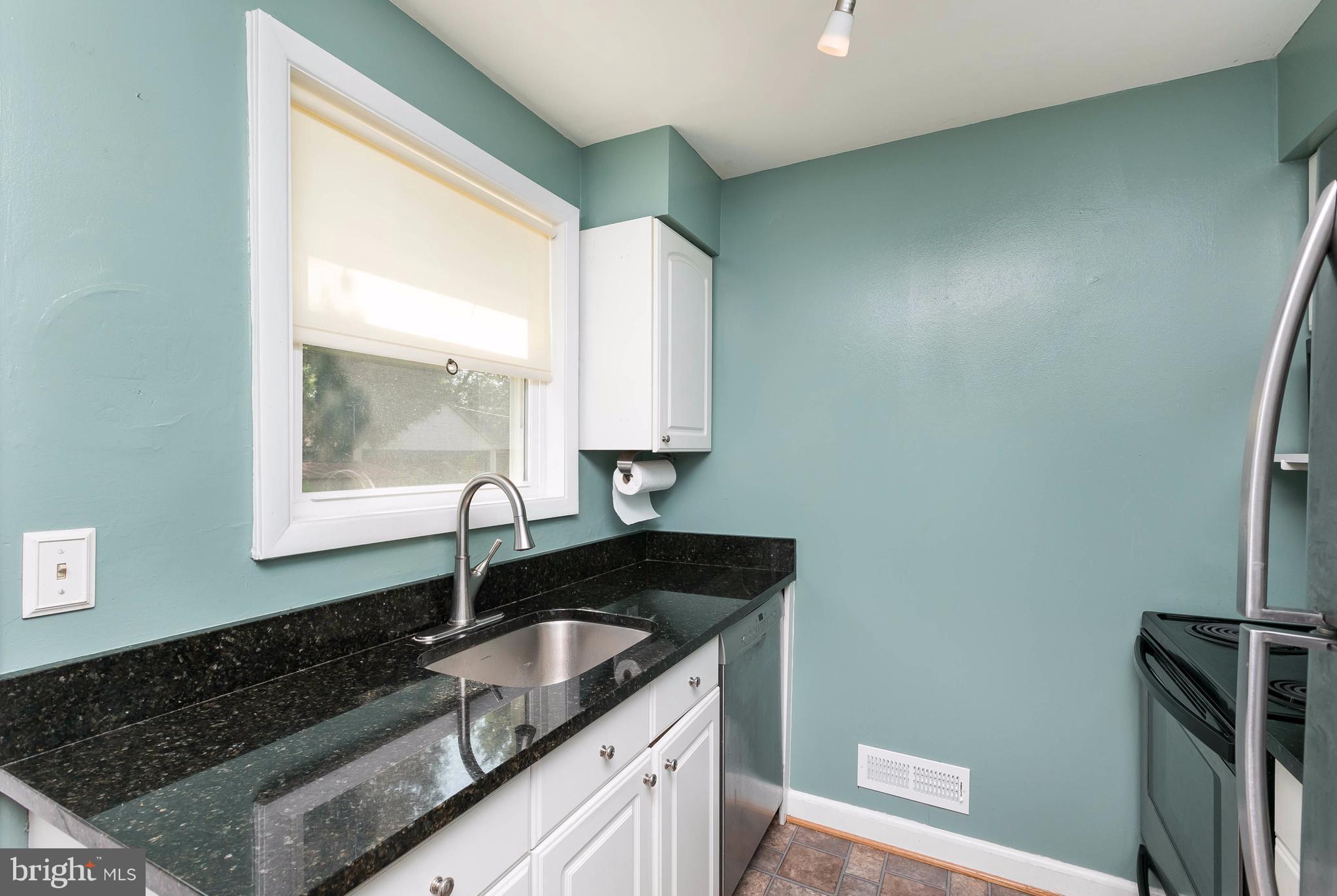 6403 Banbury Road Baltimore, MD 21239 - Photo 10 of 27 Kitchen