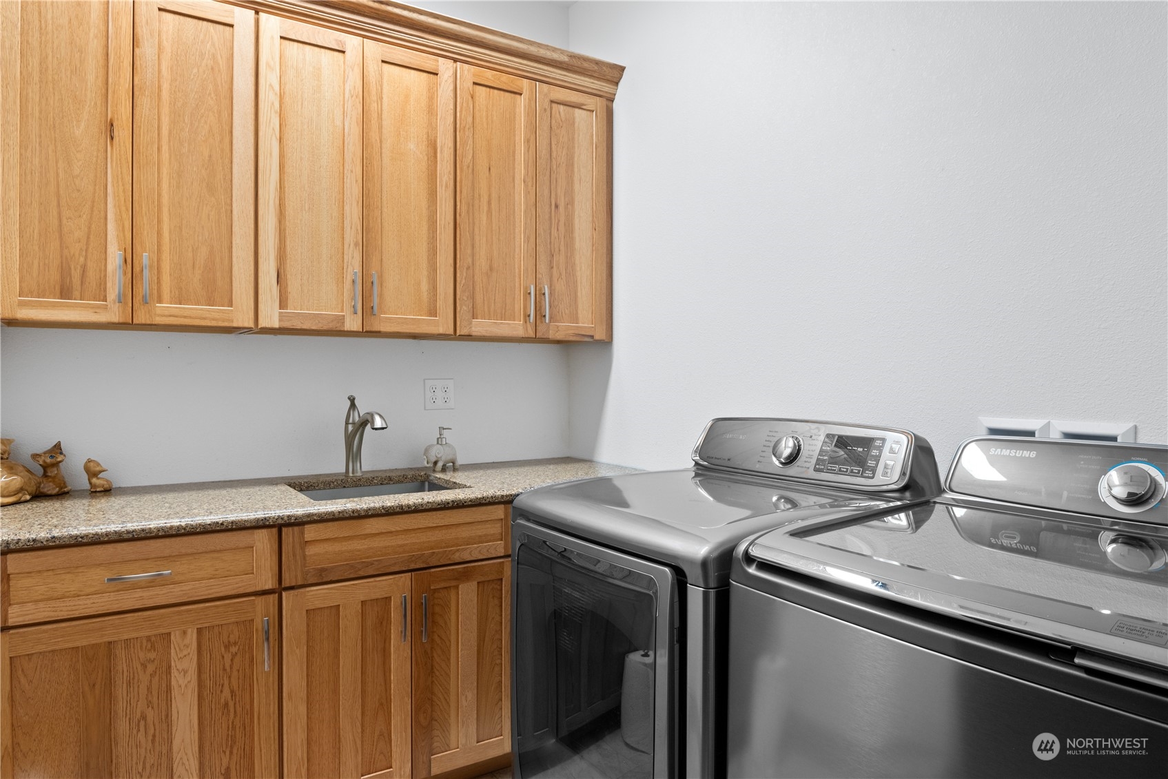 3011 Stella Road Longview, WA 98632 - Photo 28 of 38 a utility room with sink dryer and washer